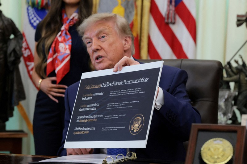 Presiden AS Donald Trump menghadiri acara penandatanganan perintah eksekutif terkait fleksibilitas vaksin, bersama Wakil Kepala Staf Gedung Putih Stephen Miller, Dr. Jay Bhattacharya, Direktur National Institutes of Health, Menteri Kesehatan dan Layanan Kemanusiaan (HHS) Robert F. Kennedy Jr., serta Jayme Leagh Franklin&mdash;pendiri dan CEO The Conservateur&mdash;di Ruang Oval Gedung Putih di Washington, D.C., AS, pada 10 Agustus 2026. (REUTERS/Kylie Cooper)