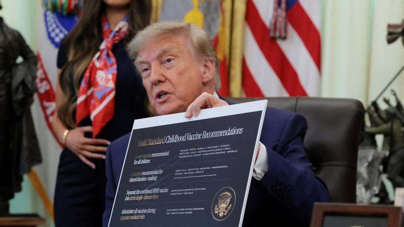 Presiden AS Donald Trump berbicara dalam acara penandatanganan perintah eksekutif terkait fleksibilitas vaksin, di Ruang Oval Gedung Putih di Washington, D.C., AS, pada 10 Agustus 2026.
