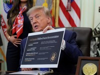 Presiden AS Donald Trump berbicara dalam acara penandatanganan perintah eksekutif terkait fleksibilitas vaksin, di Ruang Oval Gedung Putih di Washington, D.C., AS, pada 10 Agustus 2026. (REUTERS/Kylie Cooper)