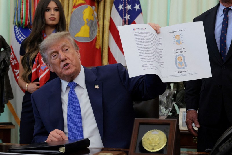 Presiden AS Donald Trump menghadiri acara penandatanganan perintah eksekutif terkait fleksibilitas vaksin, bersama Wakil Kepala Staf Gedung Putih Stephen Miller, Dr. Jay Bhattacharya, Direktur National Institutes of Health, Menteri Kesehatan dan Layanan Kemanusiaan (HHS) Robert F. Kennedy Jr., serta Jayme Leagh Franklin&mdash;pendiri dan CEO The Conservateur&mdash;di Ruang Oval Gedung Putih di Washington, D.C., AS, pada 10 Agustus 2026. (REUTERS/Kylie Cooper)