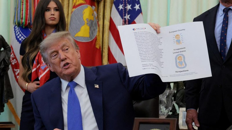 Presiden AS Donald Trump berbicara dalam acara penandatanganan perintah eksekutif terkait fleksibilitas vaksin, di Ruang Oval Gedung Putih di Washington, D.C., AS, pada 10 Agustus 2026.