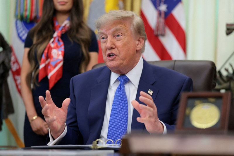 Presiden AS Donald Trump menghadiri acara penandatanganan perintah eksekutif terkait fleksibilitas vaksin, bersama Wakil Kepala Staf Gedung Putih Stephen Miller, Dr. Jay Bhattacharya, Direktur National Institutes of Health, Menteri Kesehatan dan Layanan Kemanusiaan (HHS) Robert F. Kennedy Jr., serta Jayme Leagh Franklin&mdash;pendiri dan CEO The Conservateur&mdash;di Ruang Oval Gedung Putih di Washington, D.C., AS, pada 10 Agustus 2026. (REUTERS/Kylie Cooper)