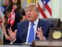 Presiden AS Donald Trump berbicara dalam acara penandatanganan perintah eksekutif terkait fleksibilitas vaksin, di Ruang Oval Gedung Putih di Washington, D.C., AS, pada 10 Agustus 2026. (REUTERS/Kylie Cooper)