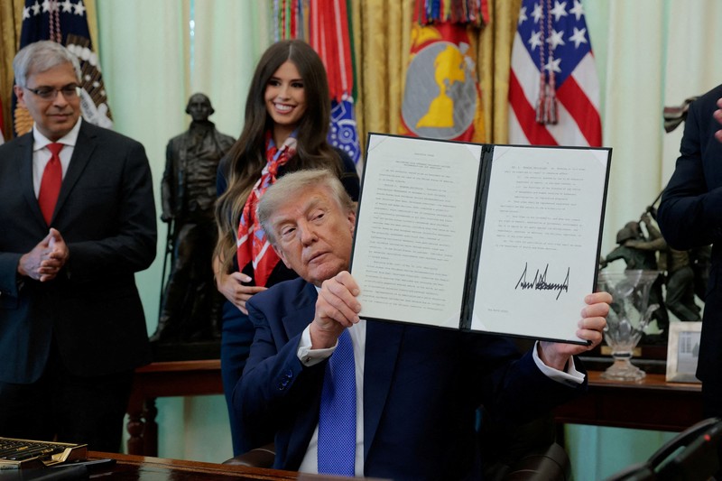 Presiden AS Donald Trump menghadiri acara penandatanganan perintah eksekutif terkait fleksibilitas vaksin, bersama Wakil Kepala Staf Gedung Putih Stephen Miller, Dr. Jay Bhattacharya, Direktur National Institutes of Health, Menteri Kesehatan dan Layanan Kemanusiaan (HHS) Robert F. Kennedy Jr., serta Jayme Leagh Franklin&mdash;pendiri dan CEO The Conservateur&mdash;di Ruang Oval Gedung Putih di Washington, D.C., AS, pada 10 Agustus 2026. (REUTERS/Kylie Cooper)