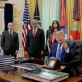 Presiden AS Donald Trump menghadiri acara penandatanganan perintah eksekutif terkait fleksibilitas vaksin, bersama Wakil Kepala Staf Gedung Putih Stephen Miller, Dr. Jay Bhattacharya, Direktur National Institutes of Health, Menteri Kesehatan dan Laya