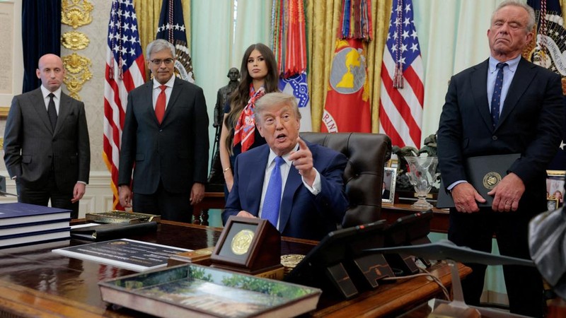 Presiden AS Donald Trump menghadiri acara penandatanganan perintah eksekutif terkait fleksibilitas vaksin, bersama Wakil Kepala Staf Gedung Putih Stephen Miller, Dr. Jay Bhattacharya, Direktur National Institutes of Health, Menteri Kesehatan dan Laya