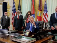 Presiden AS Donald Trump menghadiri acara penandatanganan perintah eksekutif terkait fleksibilitas vaksin, bersama Wakil Kepala Staf Gedung Putih Stephen Miller, Dr. Jay Bhattacharya, Direktur National Institutes of Health, Menteri Kesehatan dan Laya