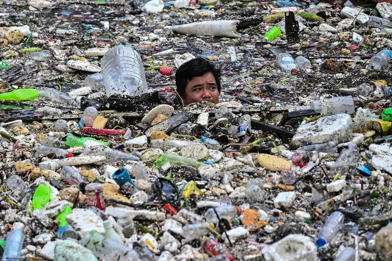 Eva Mangunay, 62, bagian dari Departemen Lingkungan Hidup dan Sumber Daya Alam (DENR),