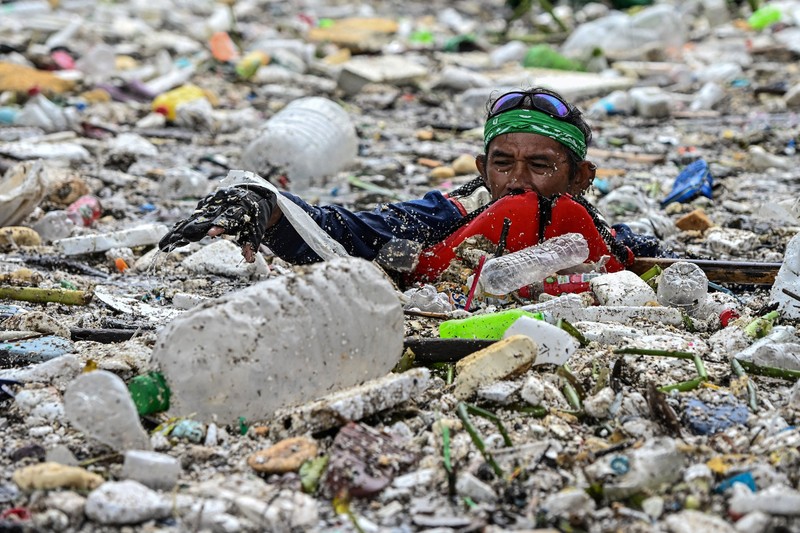 Eva Mangunay, 62, bagian dari Departemen Lingkungan Hidup dan Sumber Daya Alam (DENR),