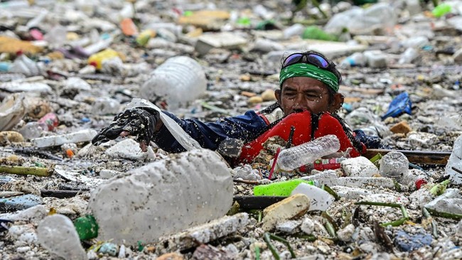 Banjir Surut, Potret Pantai Tetangga RI Kini Jadi Lautan Sampah