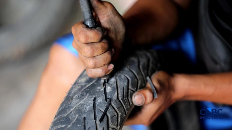Seorang pekerja menyelesaikan pengerikan ulang ban motor bekas (Vulkanisir) di Kawasan Beji, Depok, Jawa Barat, Selasa (11/8/2026).
