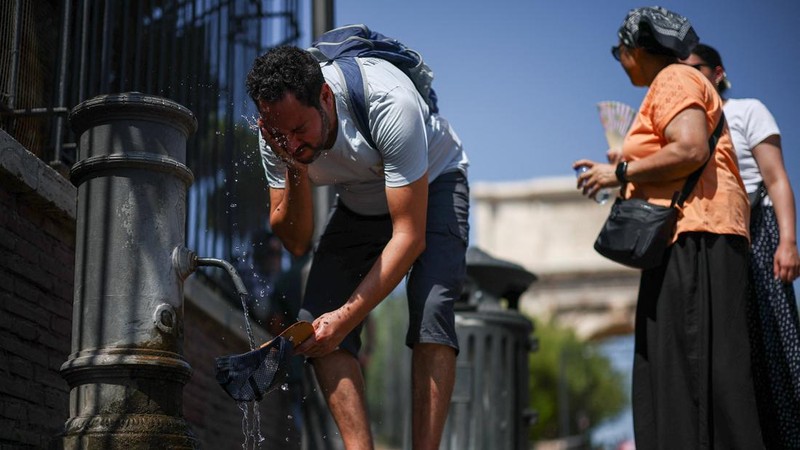Seorang pria menyejukkan diri di dekat Colosseum saat suhu mendekati 40 derajat Celsius di tengah gelombang panas di Roma, Italia, pada 11 Agustus 2026.