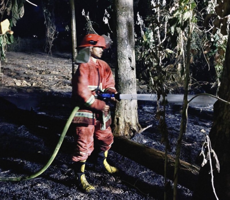Petugas berupaya memadamkan api yang membakar Bukit Pindul, Dukuh Girisono RT 03 RW 05, Desa Gunung Gajah, Kecamatan Bayat, Kabupaten Klaten, Provinsi Jawa Tengah pada Senin (10/8). (Dok. BPBD Kab. Klaten)