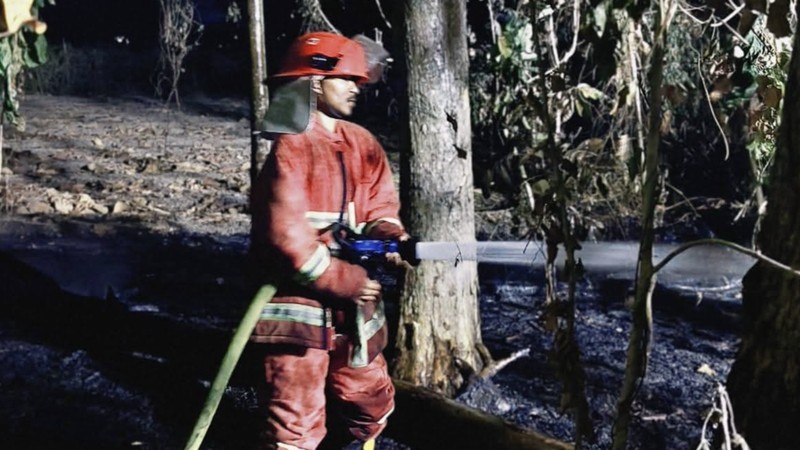 Upaya petugas gabungan dalam memadamkan api yang membakar kawasan bukit di Dusun Waililan, Negeri Bula, Kecamatan Bula, Kabupaten Seram Bagian Timur, Provinsi Maluku, Senin (10/8). (Dok. BPBD Kab. Seram Bagian Timur)