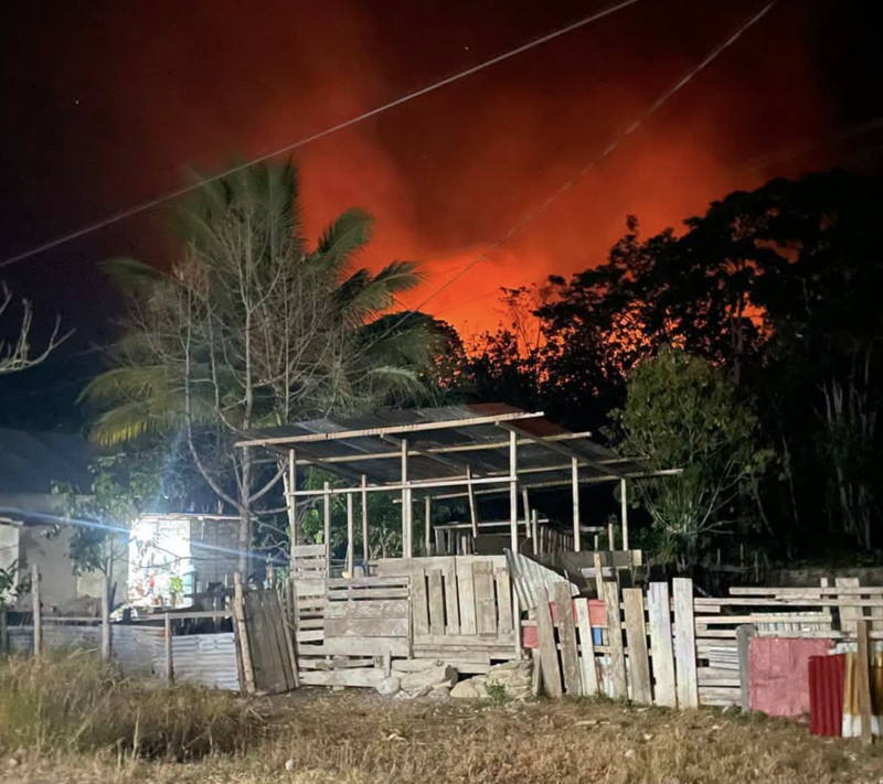 Petugas berupaya memadamkan api yang membakar Bukit Pindul, Dukuh Girisono RT 03 RW 05, Desa Gunung Gajah, Kecamatan Bayat, Kabupaten Klaten, Provinsi Jawa Tengah pada Senin (10/8). (Dok. BPBD Kab. Klaten)