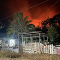 Upaya petugas gabungan dalam memadamkan api yang membakar kawasan bukit di Dusun Waililan, Negeri Bula, Kecamatan Bula, Kabupaten Seram Bagian Timur, Provinsi Maluku, Senin (10/8). (Dok. BPBD Kab. Seram Bagian Timur)