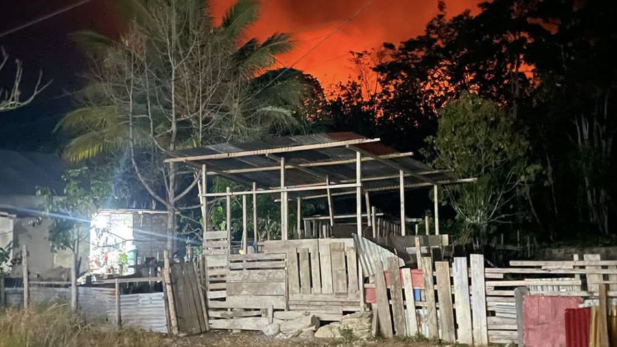 Upaya petugas gabungan dalam memadamkan api yang membakar kawasan bukit di Dusun Waililan, Negeri Bula, Kecamatan Bula, Kabupaten Seram Bagian Timur, Provinsi Maluku, Senin (10/8). (Dok. BPBD Kab. Seram Bagian Timur)