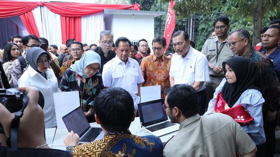 Mendagri Tito Karnavian, Menteri PANRB Rini Widyantini dan Ketua Komite Percepatan Transformasi Digital Pemerintah (KPTDP) Luhut Binsar Pandjaitan dalam acara Digitalisasi Penerbitan Akta Kelahiran melalu integrasi Sistem Informasi Rumah Sakit/Puskes