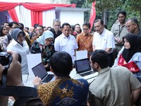 Mendagri Tito Karnavian, Menteri PANRB Rini Widyantini dan Ketua Komite Percepatan Transformasi Digital Pemerintah (KPTDP) Luhut Binsar Pandjaitan dalam acara Digitalisasi Penerbitan Akta Kelahiran melalu integrasi Sistem Informasi Rumah Sakit/Puskes