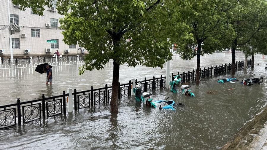 Banjir saat hujan deras akibat Topan Dolphin di Xiangyang, Provinsi Hubei, China, Selasa (11/8/2026). (REUTERS/Go Nakamura)