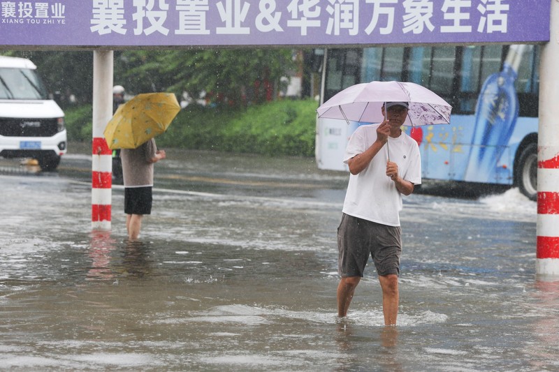 Banjir saat hujan deras akibat Topan Dolphin di Xiangyang, Provinsi Hubei, China, Selasa (11/8/2026). (REUTERS/Go Nakamura)