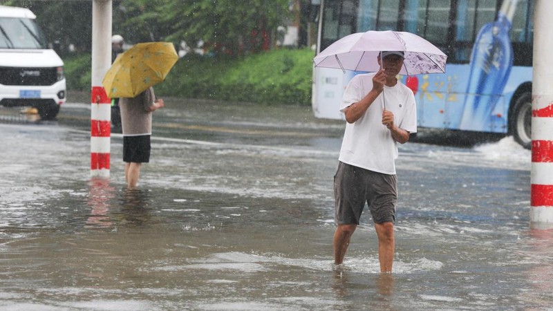 Banjir saat hujan deras akibat Topan Dolphin di Xiangyang, Provinsi Hubei, China, Selasa (11/8/2026). (REUTERS/Go Nakamura)