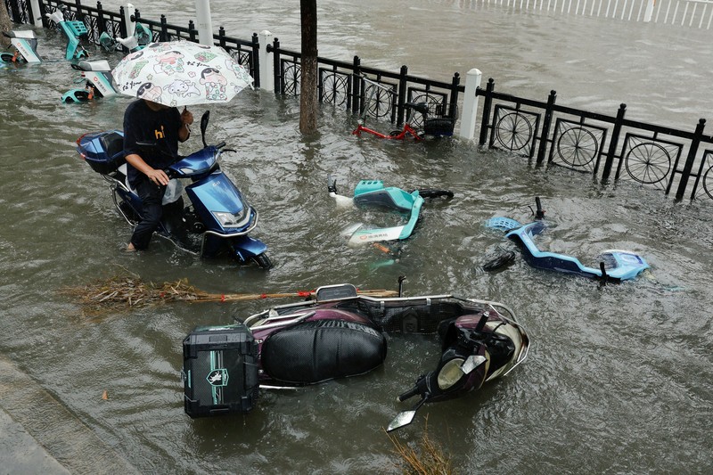 Banjir saat hujan deras akibat Topan Dolphin di Xiangyang, Provinsi Hubei, China, Selasa (11/8/2026). (REUTERS/Go Nakamura)