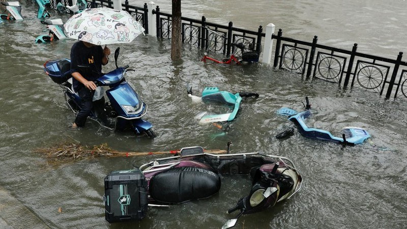 Banjir saat hujan deras akibat Topan Dolphin di Xiangyang, Provinsi Hubei, China, Selasa (11/8/2026). (REUTERS/Go Nakamura)