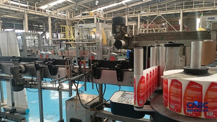 Dua orang karyawan menyelesaikan produksi pelumas mesin di Pabrik Pertamina Lubricants, Koja, Jakut Rabu (12/8/2026). (CNBC Indonesia/Ferry Sandi)