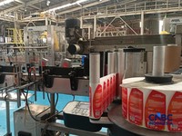 Dua orang karyawan menyelesaikan produksi pelumas mesin di Pabrik Pertamina Lubricants, Koja, Jakut Rabu (12/8/2026). (CNBC Indonesia/Ferry Sandi)