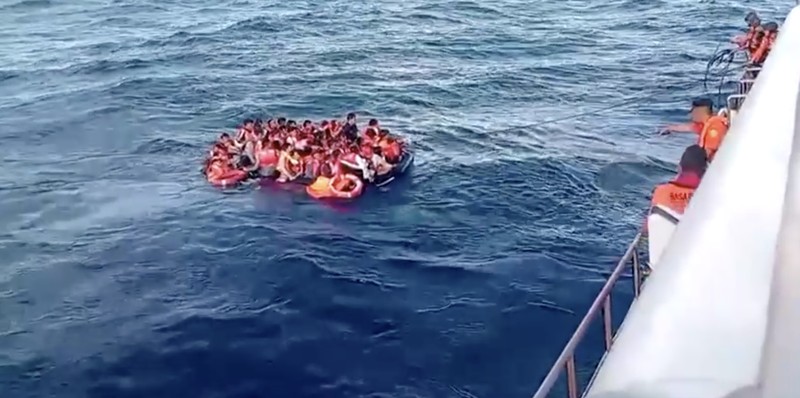 Kapal feri KM Putri Yasmin yang mengangkut sekitar 130 orang dari pulau wisata Bali terbakar di perairan dekat Lombok pada Rabu (12/8/2026). (Tangkapan Layar Video/Reuters)