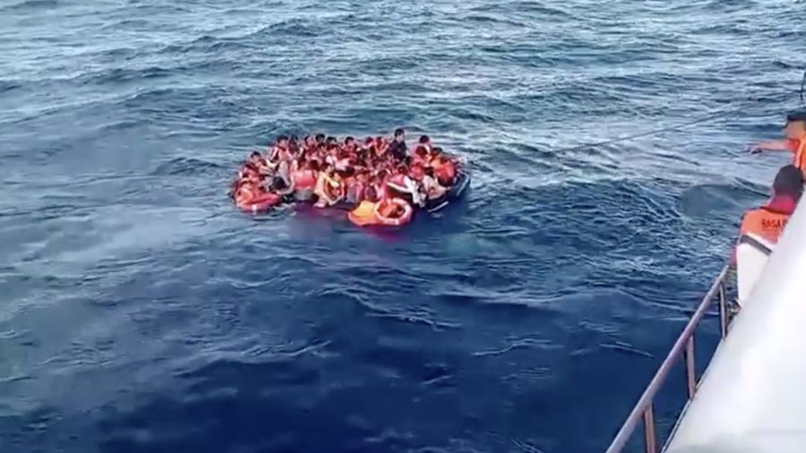 Evakuasi penumpang kapal feri KM Putri Yasmin nan mengangkut sekitar 130 orang dari pulau wisata Bali terbakar di perairan dekat Lombok pada Rabu (12/8/2026). (Tangkapan Layar Video/Reuters)