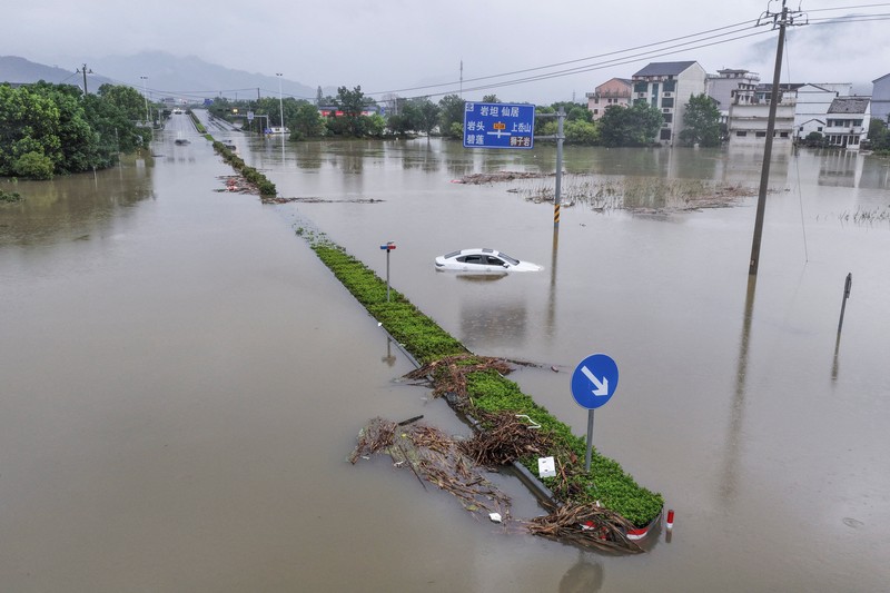 Banjir saat hujan deras akibat Topan Dolphin di Xiangyang, Provinsi Hubei, China, Selasa (11/8/2026). (REUTERS/Go Nakamura)