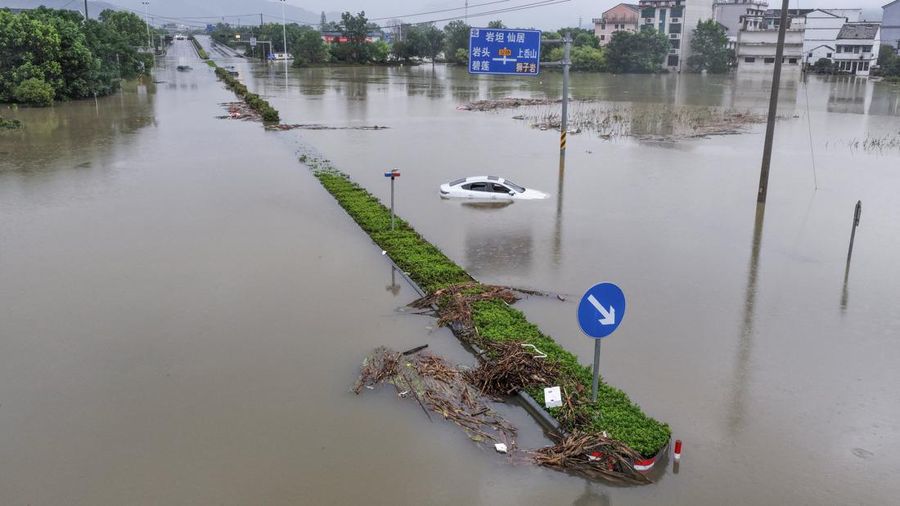 Foto udara banjir akibat hujan deras yang dibawa oleh Topan Dolphin di Kota Yantou, Kabupaten Yongjia, Wenzhou, Provinsi Zhejiang, China, Senin (10/8/2026). (China Daily via REUTERS)