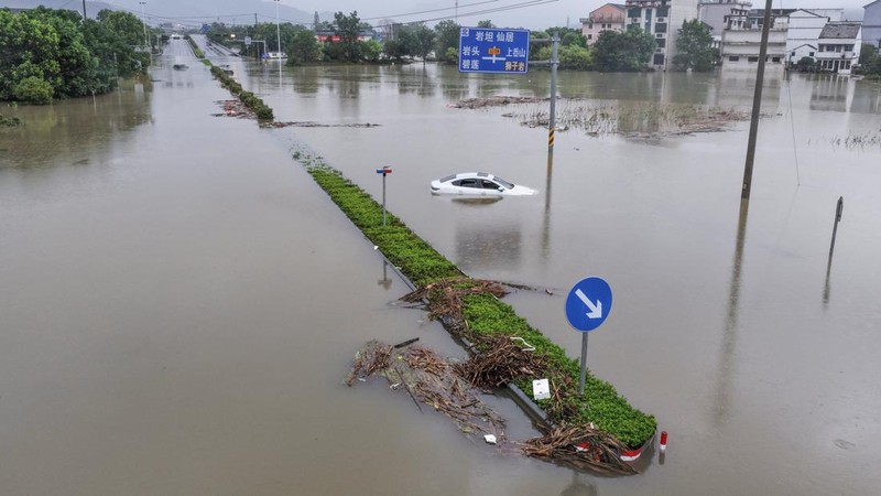 Foto udara banjir akibat hujan deras yang dibawa oleh Topan Dolphin di Kota Yantou, Kabupaten Yongjia, Wenzhou, Provinsi Zhejiang, China, Senin (10/8/2026). (China Daily via REUTERS)