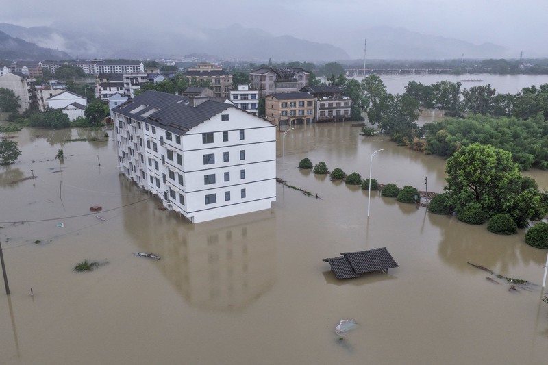 Banjir saat hujan deras akibat Topan Dolphin di Xiangyang, Provinsi Hubei, China, Selasa (11/8/2026). (REUTERS/Go Nakamura)