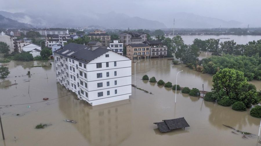 Foto udara banjir akibat hujan deras yang dibawa oleh Topan Dolphin di Kota Yantou, Kabupaten Yongjia, Wenzhou, Provinsi Zhejiang, China, Senin (10/8/2026). (China Daily via REUTERS)