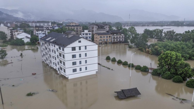 Foto udara banjir akibat hujan deras yang dibawa oleh Topan Dolphin di Kota Yantou, Kabupaten Yongjia, Wenzhou, Provinsi Zhejiang, China, Senin (10/8/2026). (China Daily via REUTERS)