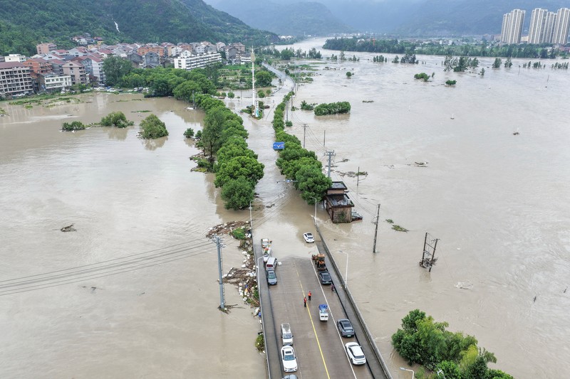 Banjir saat hujan deras akibat Topan Dolphin di Xiangyang, Provinsi Hubei, China, Selasa (11/8/2026). (REUTERS/Go Nakamura)