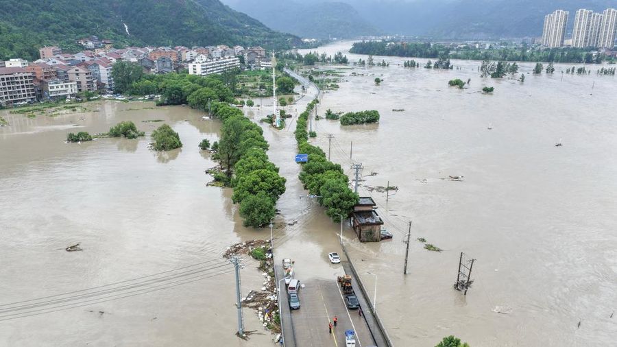 Foto udara banjir akibat hujan deras yang dibawa oleh Topan Dolphin di Kota Yantou, Kabupaten Yongjia, Wenzhou, Provinsi Zhejiang, China, Senin (10/8/2026). (China Daily via REUTERS)