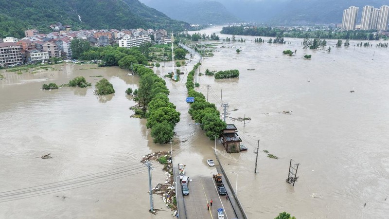 Foto udara banjir akibat hujan deras yang dibawa oleh Topan Dolphin di Kota Yantou, Kabupaten Yongjia, Wenzhou, Provinsi Zhejiang, China, Senin (10/8/2026). (China Daily via REUTERS)