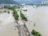 Foto udara banjir akibat hujan deras yang dibawa oleh Topan Dolphin di Kota Yantou, Kabupaten Yongjia, Wenzhou, Provinsi Zhejiang, China, Senin (10/8/2026). (China Daily via REUTERS)