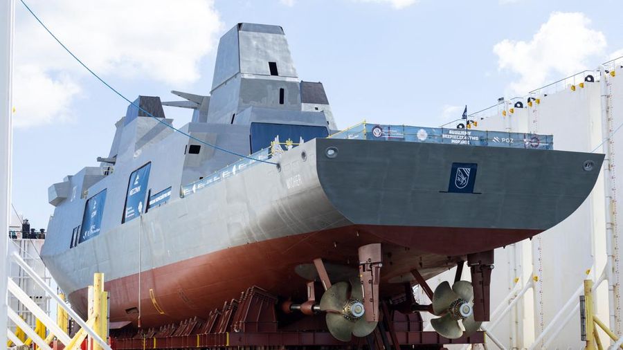 Fregat Angkatan Laut Polandia, ORP Wicher, berada di atas tongkang semi-submersible setelah upacara peresmian dan pemberian nama nan menandai dimulainya secara resmi operasi peluncuran kapal tersebut di galangan kapal PGZ Stocznia Wojenna, Gdynia, Polandia, pada 12 Agustus 2026. ORP Wicher merupakan kapal pertama dari tiga kapal fregat multiguna kelas Miecznik nan dirancang untuk memperkuat keahlian pertahanan maritim Polandia serta interoperabilitas dengan NATO.