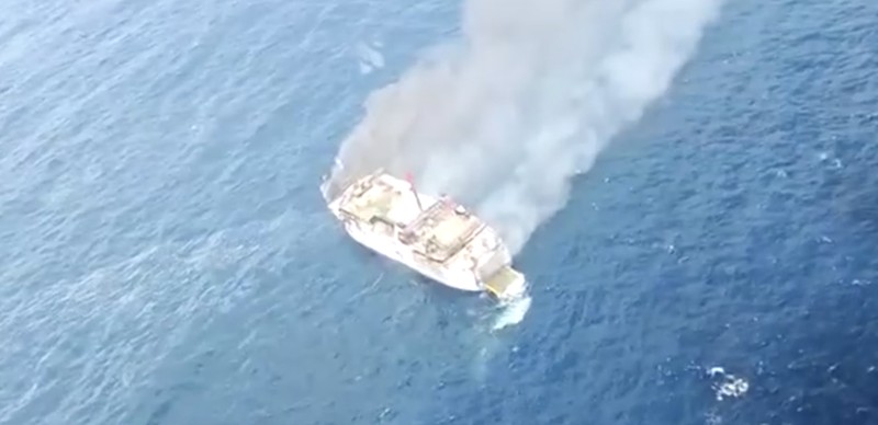 Kapal feri KM Putri Yasmin yang mengangkut sekitar 130 orang dari pulau wisata Bali terbakar di perairan dekat Lombok pada Rabu (12/8/2026). (Tangkapan Layar Video/Reuters)