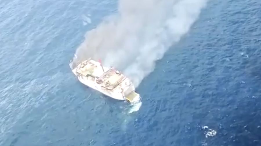 Kapal feri KM Putri Yasmin nan mengangkut sekitar 130 orang dari pulau wisata Bali terbakar di perairan dekat Lombok pada Rabu (12/8/2026). (Tangkapan Layar Video/Reuters)