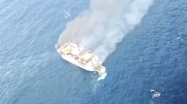 Penampakan Kapal KM Putri Yasmin Terbakar di Laut, Bawa 130 Penumpang