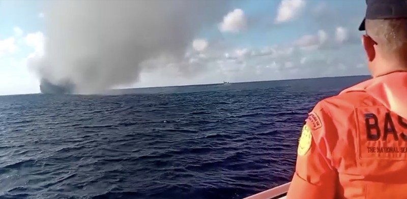 Kapal feri KM Putri Yasmin yang mengangkut sekitar 130 orang dari pulau wisata Bali terbakar di perairan dekat Lombok pada Rabu (12/8/2026). (Tangkapan Layar Video/Reuters)