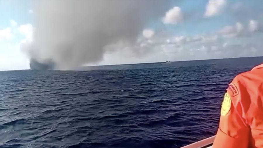 Kapal feri KM Putri Yasmin nan mengangkut sekitar 130 orang dari pulau wisata Bali terbakar di perairan dekat Lombok pada Rabu (12/8/2026). (Tangkapan Layar Video/Reuters)