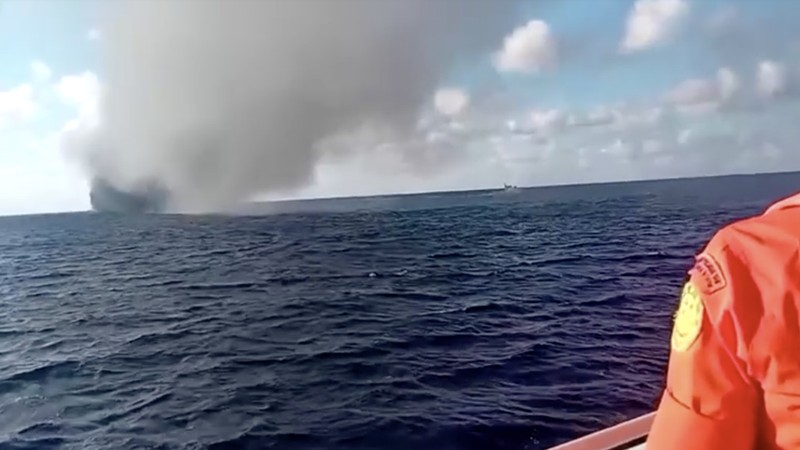Kapal feri KM Putri Yasmin yang mengangkut sekitar 130 orang dari pulau wisata Bali terbakar di perairan dekat Lombok pada Rabu (12/8/2026). (Tangkapan Layar Video/Reuters)