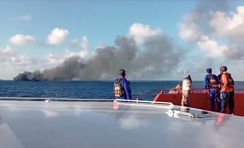 Kapal feri KM Putri Yasmin yang mengangkut sekitar 130 orang dari pulau wisata Bali terbakar di perairan dekat Lombok pada Rabu (12/8/2026). (Tangkapan Layar Video/Reuters)